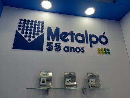Logomarca Metalpó 55 Anos e Placas das Premiações MPIF 2020, 2021 e 2022 - Automec 2023